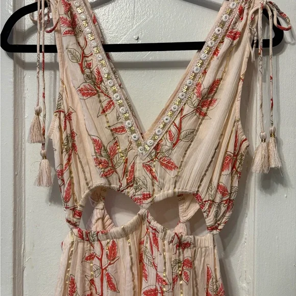 Chic Floral Cut-Out Maxi Dress - Picture 4 of 9